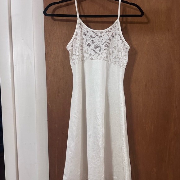 Gilligan & O'Malley Dresses & Skirts - Gilligan & O'Malley Cream Satin slip dress